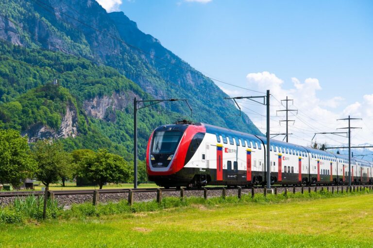 passenger-train-3389699_1920