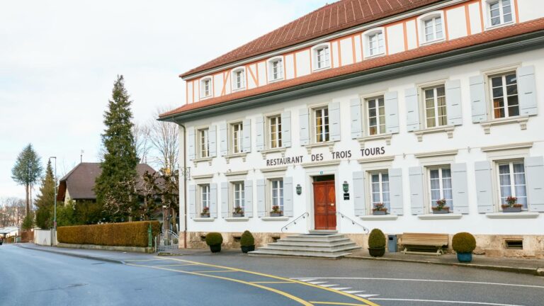 Des Trois Tours image 3 - Full view