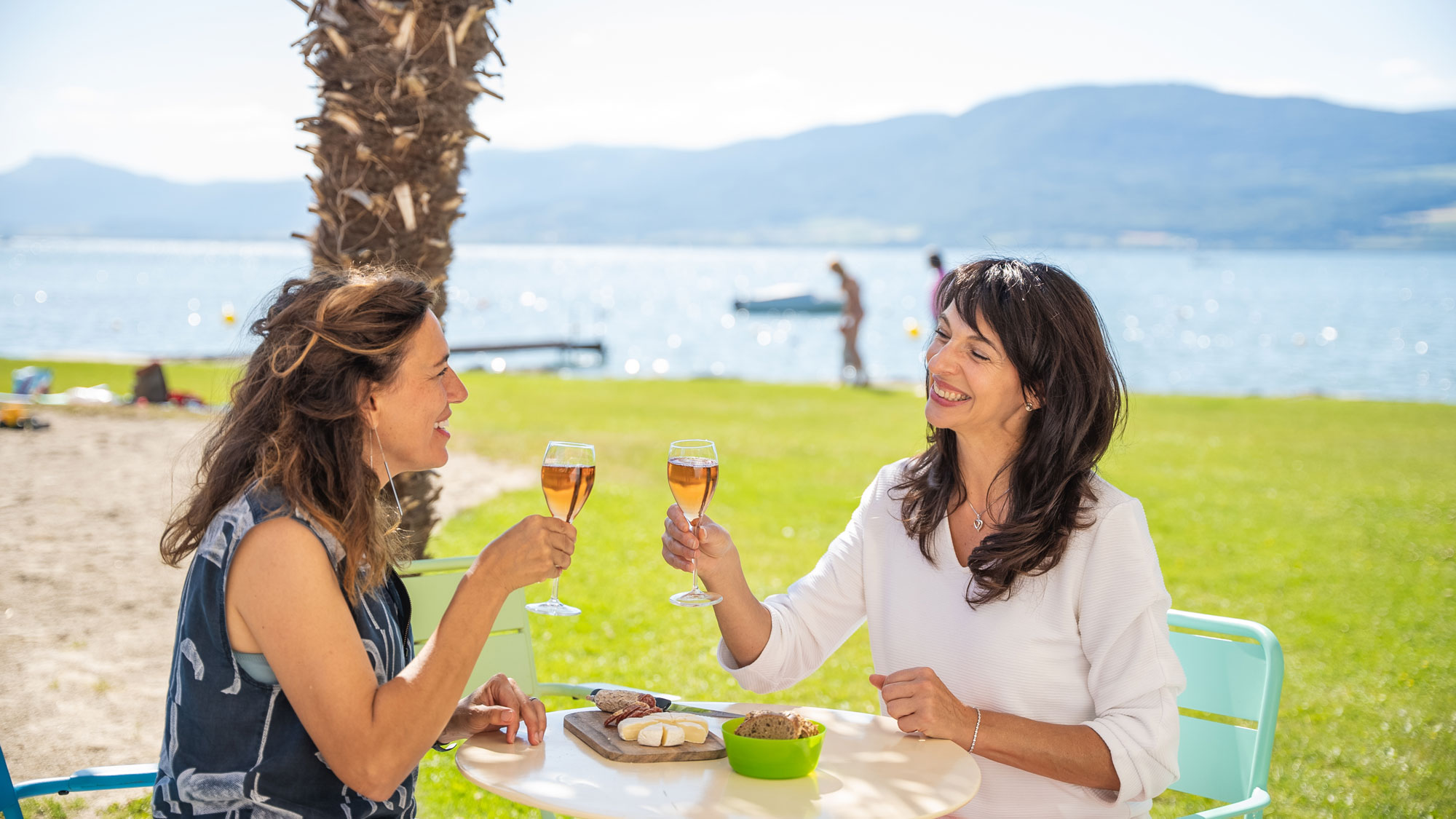 Essen mit den Füssen im Wasser