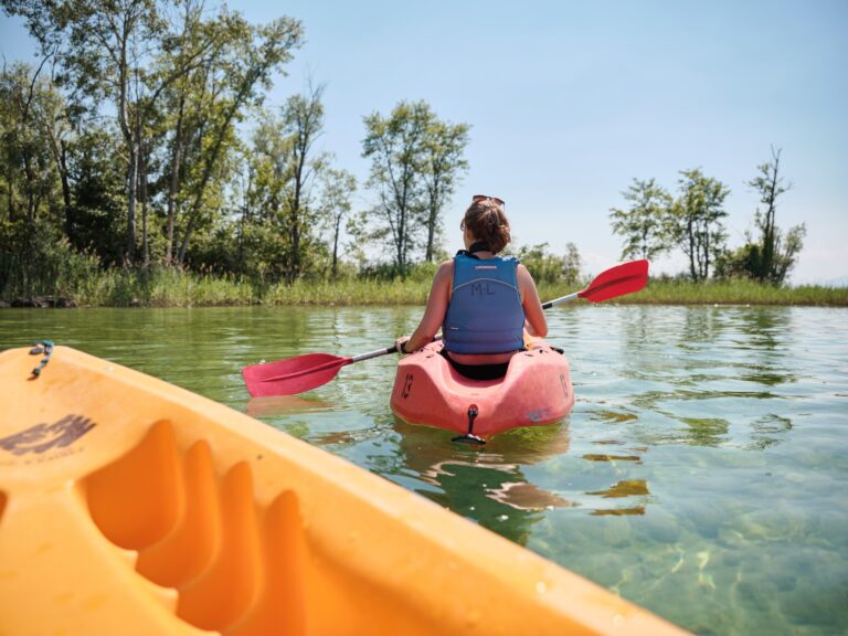 En canoë dans la Grande Cariçaie