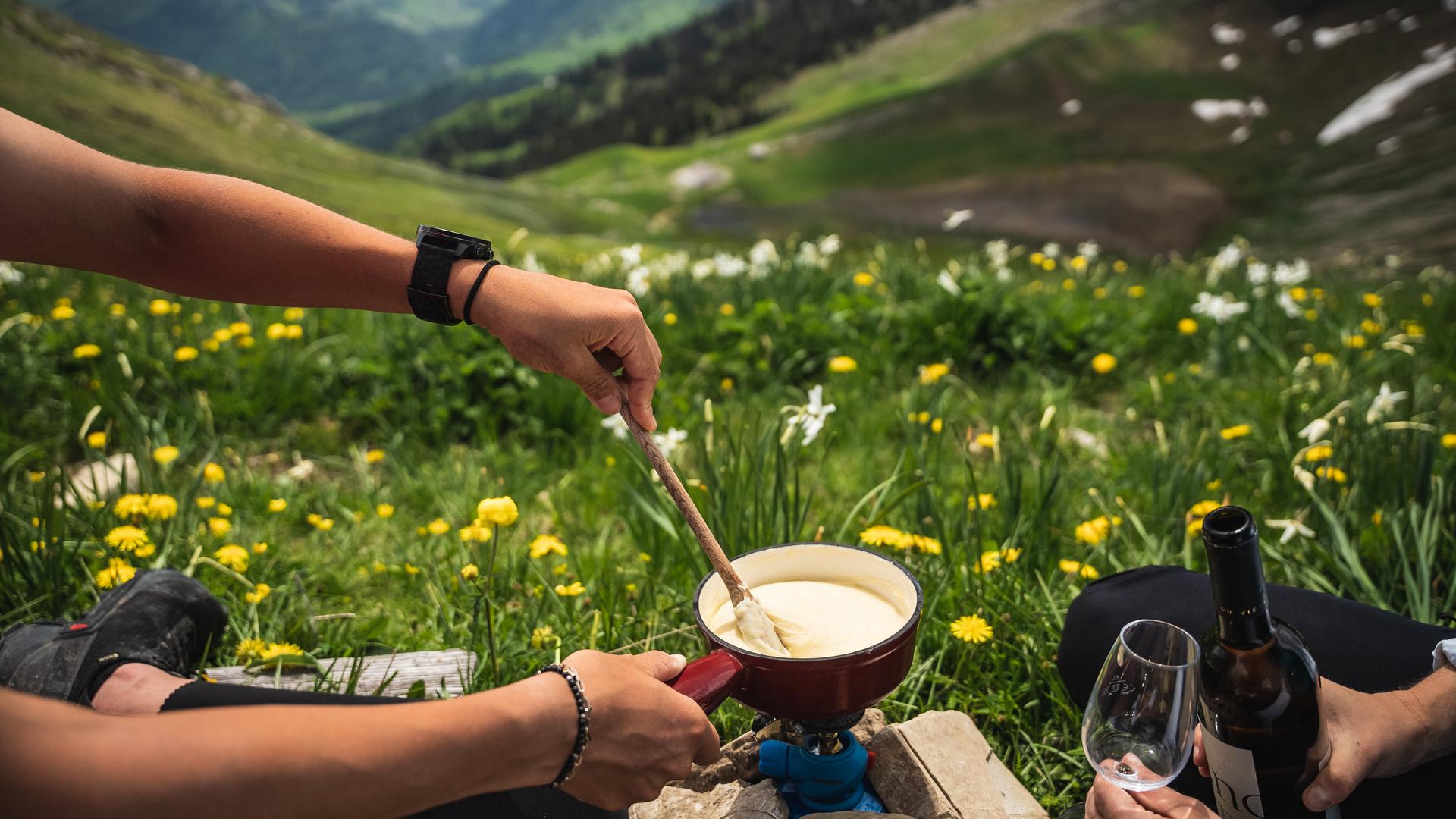 Geniessen Sie ein Fondue inmitten der blühenden Natur