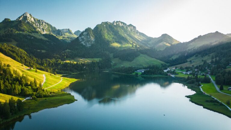 Erleben Sie die Ankunft der Tour de Suisse am Schwarzsee!