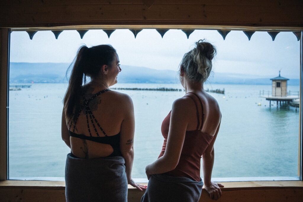 Les Rives Zen à Estavayer-le-Lac, complexe bien-être au bord du lac de Neuchâtel installé pour la saison hivernale.