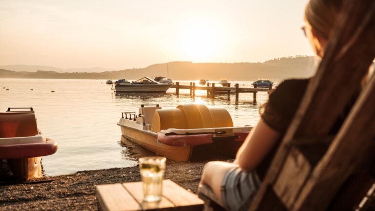 Wassersportaktivitäten am Murtensee